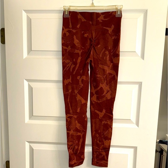 Gymshark Adapt Camo cherry brown scrunched butt leggings size Small - Picture 3 of 8